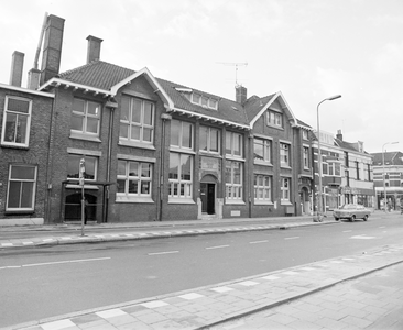 882180 Gezicht op de voorgevel van het voormalige Badhuis Kanaalstraat (Kanaalstraat 36-38) te Utrecht.